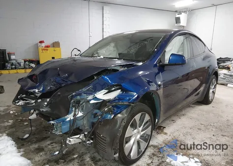 2024 Tesla Model Y Long Range Dual Motor All-Wheel Drive z USA, uszkodzony, nr VIN 7SAYGDEE4RA216121